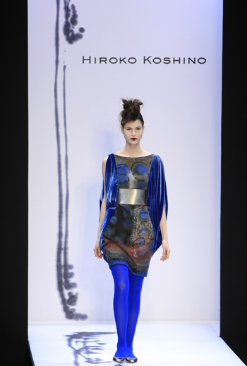 A models displays fashionable dress by Japanese designer Hiroko Koshino during the Paris Fashion Week in Paris, March 5, 2009. More and more designers from Asia appear at the fashion week, bringing works featuring Asian arts. 