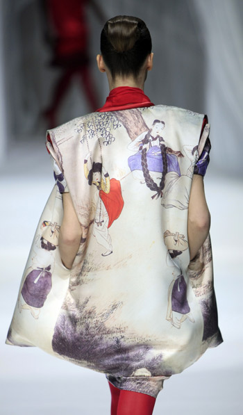 A model displays fashionable dress by Korean designer Lie Sang Bong during the Paris Fashion Week in Paris, March 5, 2009. More and more designers from Asia appear at the fashion week, bringing works featuring Asian arts. 