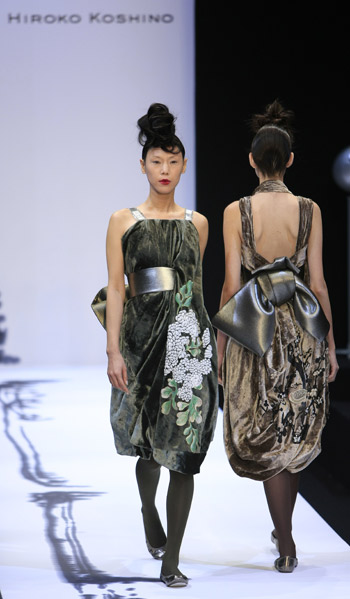 Models display fashionable dress by Japanese designer Hiroko Koshino during the Paris Fashion Week in Paris, March 5, 2009. More and more designers from Asia appear at the fashion week, bringing works featuring Asian arts. 