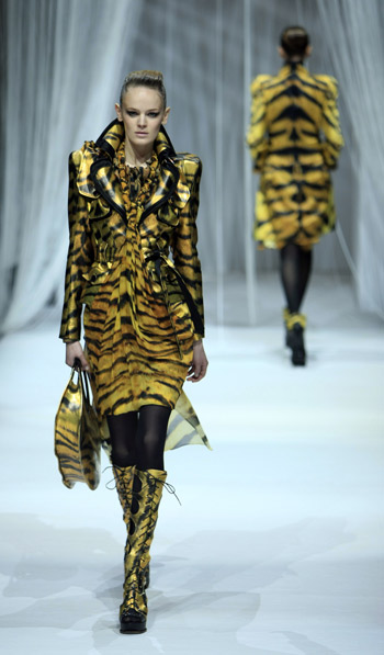 Models display fashionable dress by Korean designer Lie Sang Bong during the Paris Fashion Week in Paris, March 5, 2009. More and more designers from Asia appear at the fashion week, bringing works featuring Asian arts. 