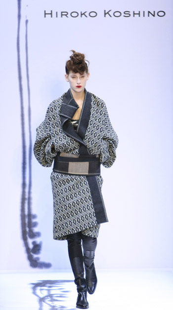 A model displays fashionable dress by Japanese designer Hiroko Koshino during the Paris Fashion Week in Paris, March 5, 2009. More and more designers from Asia appear at the fashion week, bringing works featuring Asian arts. 