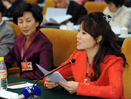 Liu Chunmei(R), a deputy from northeast China's Jilin province speaks during a panel discussion on the government work report delivered by Premier Wen Jiabao to the at the opening of the Second Session of the National People's Congress in Beijing, March 6, 2009.