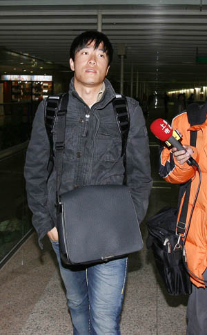 Chinese 110m hurdle star Liu Xiang arrives in Shanghai, east China, March 8, 2009. Liu came back to Shanghai on Sunday after a successful foot surgery and three-month rehabilitation in the United States. [Xinhua]