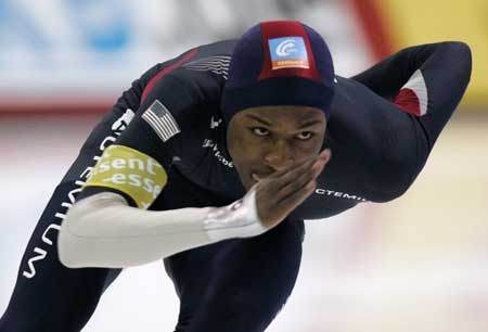 Shani Davis of the United States sets the new world record in the men's 1000 m while skating against Denny Morrison of Canada during the ISU World Cup speed skating finals at the Utah Olympic Oval in Kearns, Utah, March 7, 2009.[Xinhua/Reuters]