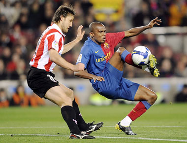 Barcelona's Samuel Eto'o (right) duels for the ball with Athletic Bilbao's Carlos Gurpegi during their Spanish league match at the Nou Camp in Barcelona on Saturday. Barcelona won 2-0. [Shanghai Daily]