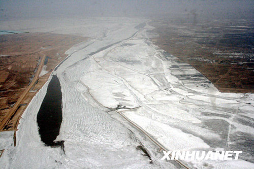 The photo taken on March 7, 2009 shows the ice-jam on the Yellow River in Inner Mongolia Autonomous Region. [Photo: Xinhuanet]