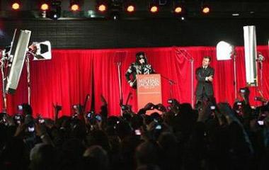 US popstar Michael Jackson(C) addresses a press conference at the O2 arena in London, to announce he will play a series of comeback concerts in London in July, his first major shows for over a decade. [Carl de Souza/CCTV/AFP]