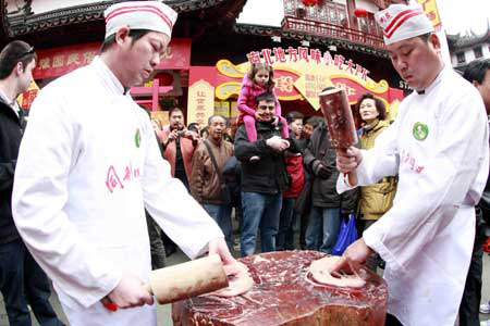 Chefs make Rouyan, a folk snack of Fuzhou, in front of visitors in a folk snack fair and exposition held in east China's Shanghai, March 7, 2009. Some 108 types of folk snacks from all over China were brought here to promote the Chinese traditional culture.(Xinhua Photo)