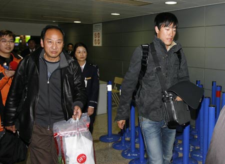 Chinese 110m hurdle star Liu Xiang (1st R) arrives in Shanghai, east China, March 8, 2009. Liu came back to Shanghai on Sunday after a successful foot surgery and three-month rehabilitation in the United States. 