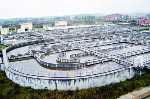 The first-stage Chengxi Sewage Treatment Plant in Hengyang, Hunan Province was put into operation in March, 2008 with a daily sewage treatment capacity of 150,000 tons. It is the first sewage treatment plant in the city. About 400,000 tons of waste water had directly been discharged into the Xiangjiang River everyday before. [Photo from www.rednet.com.cn]