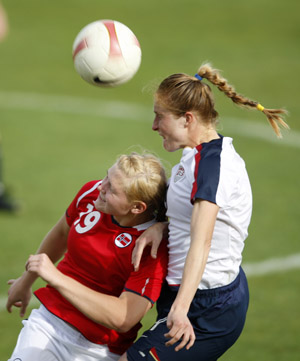 Rachel Buehler (R) of the U.S. is challenged by Norway's Ingvild Isaksen during their Algarve Women's Soccer Cup match at Ferreiras village stadium March 9, 2009. [Xinhua/Reuters]