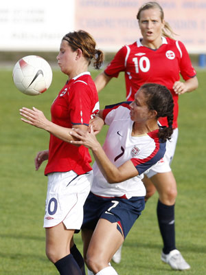 Norway's Kristin Lie (L) and mate Lindy Melissa Wiik are challenged by Shannon Boxx of the U.S. during their Algarve Women's Soccer Cup match at Ferreiras village stadium March 9, 2009. [Xinhua/Reuters]