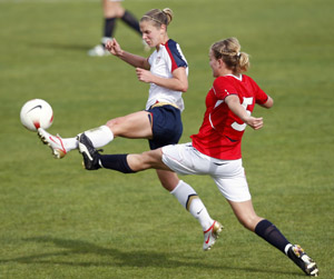 Lindsay Tarpley (L) of the U.S. is challenged by Norway's Anneli Giske during their Algarve Women's Soccer Cup match at Ferreiras village stadium March 9, 2009. [Xinhua/Reuters]