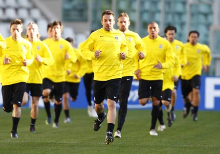 Juventus' players warm up during a training session at the Olympic stadium in Turin March 9, 2009. Juventus will play Chelsea in a Champions League soccer match on Tuesday. [Xinhua/Reuters]