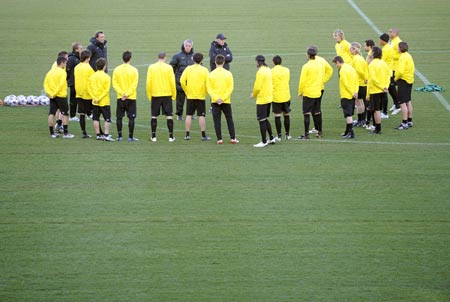  Juventus' coach Claudio Ranieri talks to his players during a training session at the Olympic stadium in Turin March 9, 2009. Juventus will play Chelsea in a Champions League soccer match on Tuesday. [Xinhua/Reuters]