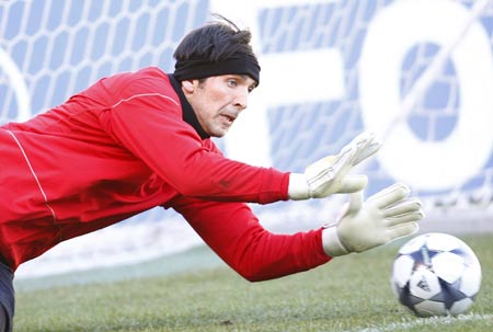 Juventus' goalkeeper Gianluigi Buffon warms up during a training session at the Olympic stadium in Turin March 9, 2009. [Xinhua/Reuters]