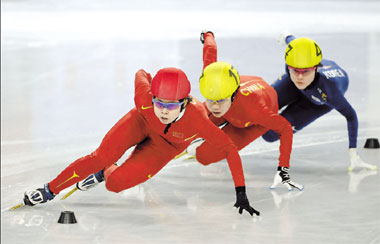 China's Wang Meng (front), Zhou Yang and South Korea's Kim Min-jung compete in the women's 1,000 meters final at the World Short Track Speedskating Championships at the Ferry Dusika stadium in Vienna, Austria, on Sunday.[Shanghai Daily]