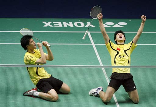 Fu Haifeng (left) and Cai Yun of China celebrate winning their men's doubles match against Han Sang-hoon and Hwang Ji-man of South Korea during the All England Open Badminton Championships at the National Indoor Arena in Birmingham on Sunday. [Sina.com]