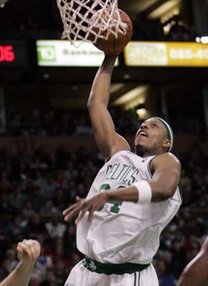Boston Celtics forward Paul Pierce dunks the ball against Orlando Magic in first half action during their NBA basketball game in Boston, Massachusetts March 8, 2009. [Xinhua/Reuters]