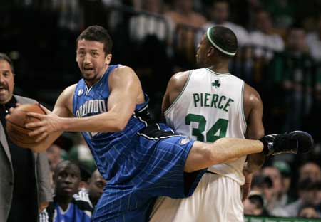Orlando Magic forward Hedo Turkoglu, of Turkey, saves the ball from going out of bounds as Boston Celtics forward Paul Pierce looks on in second half action during their NBA Basketball game in Boston, Massachusetts, March 8, 2009.[Xinhua/Reuters]