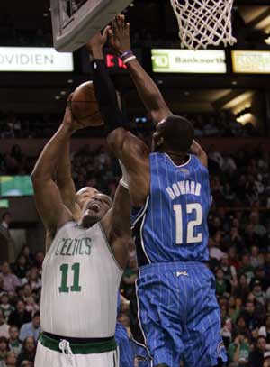 Boston Celtics forward Glen Davis (L) has his shot blocked by Orlando Magic center Dwight Howard in first half action during their NBA basketball game in Boston, Massachusetts March 8, 2009. [Xinhua/Reuters]