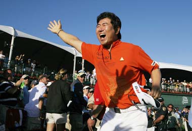 South Korea's Yang Yong-eun is overjoyed after winning the Honda Classic tournament in Palm Beach Gardens, Florida, on Sunday. Yang shot a final round 2-under 68 to win with a score of 9 under par. [Shanghai Daily]