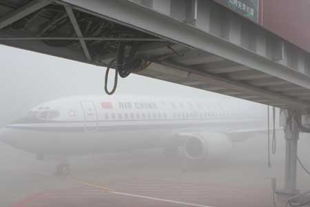 The Shuangliu International Airport is shrouded in heavy fog in Chengdu, capital of southwest China's Sichuan Province, March 9, 2009. A heavy fog hit the airport on Monday morning. The airport was forced to shut down for hours and nearly 10,000 passengers were delayed.(Xinhua/Lv Junming)