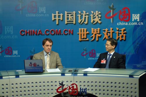 Mr. Zhou Hanmin (R) talks about Shanghai's preparations for the World Expo 2010.