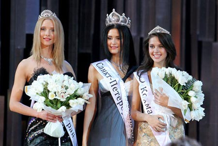 Sofia Rudyeva(C), 18, from St. Petersburg has won the title of Miss Russia-2009. First Vice-Miss became Svetlana Stepankovskaya(L)from the Krasnodar Territory. Second Vice-Miss–Kseniya Shepilova(R) from Kokhmy in the Ivanovo region. 