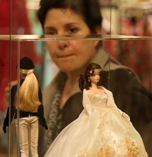 A woman views Barbie dolls at the Bloomingdale shopping center in New York, March 9, 2009. The Barbie doll which debuted on March 9, 1959, celebrated its 50th anniversary worldwide on Monday. (Xinhua/Liu Xin) 