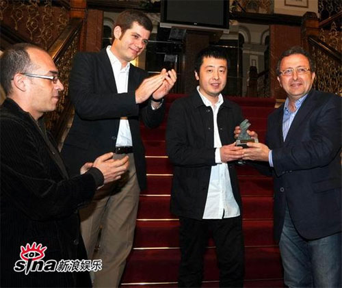 Chinese director Jia Zhangke (R 2) wins Outstanding Artistic Achievement Award with his latest film '24 City' at the 10th annual Las Palmas de Gran Canaria International Film Festival in Spain, March 9, 2009. 