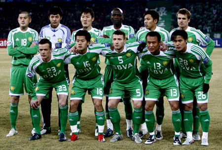 Players of China's Beijing Guo'an pose for photos before the AFC Champions League group E round against Australia's Newcastle Jets in Beijing, capital of China, on March 10, 2009. [Xinhua]
