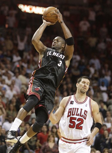 Miami Heat's Dwyane Wade (3) goes up for the game-winning shot in front of Chicago Bulls' Brad Miller during the second overtime of an NBA basketball game on Monday, in Miami. The Heat won 130-127. [Shanghai Daily] 