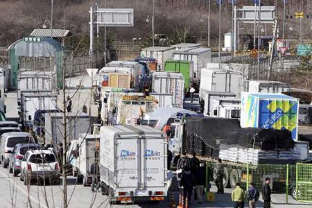 South Korean vehicles heading to DPRK's border city of Kaesong, wait to pass the gate at the customs, immigration and quarantine office in Paju, near the border village of Panmunjom, South Korea, March 10, 2009. The Democratic People's Republic of Korea (DPRK) agreed to allow South Koreans to make cross-border visits to a joint industrial complex. 