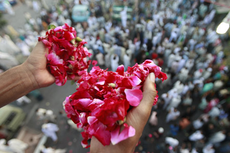 Well-wishers throw rose petals over a procession to mark Eid-e-Milad-ul-Nabi, or birthday celebrations of Prophet Mohammad, in Karachi March 10, 2009.