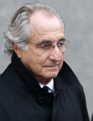 Accused swindler Bernard Madoff exits the Manhattan federal court house in New York , on Jan14, 2009.