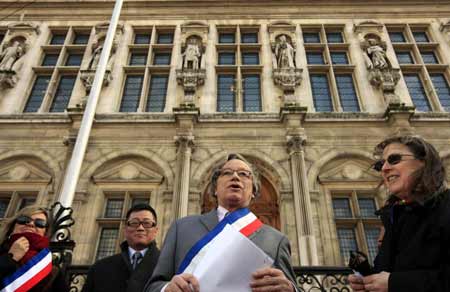 Paris councillor Alain Destrem (2nd R) speaks in front of the City Hall in Paris, March 10, 2009. Destrem condemned on Tuesday the hanging of the so-called 'Tibet independence' flag in front of the Paris City Hall on March 10 every year, which rampantly intervenes in China's internal affairs and hurts the feelings of the Chinese people.