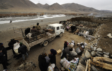 Kazak herders move out of their winter house and prepares to go to spring pasture in the Kazak Autonomous Prefecture of Ili, northwest China's Xinjiang Uygur Autonomous Region, March 8, 2009. 