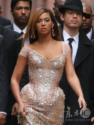 Singer Beyonce Knowles took to the streets of New York to shoot a video promoting her forthcoming 'I Am' tour. Her shimmering, waist-reducing dress that accentuated her curves paid homage to the Elizabethans. 