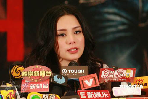 After making an open-hearted confession about her love affair with Edison Chen on a TV talk-show last week, Gillian Chung appeared at a press conference of TOUGH Jeansmith on March 10 in Hong Kong as the new Asian face of the fashion brand. Gillian said that she's feeling great pressure to resume her showbiz career. She wept several times while talking about old partner Charlotte Choi, and said she hopes to collaborate with her again in the future. 