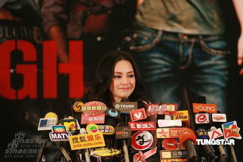 After making an open-hearted confession about her love affair with Edison Chen on a TV talk-show last week, Gillian Chung appeared at a press conference of TOUGH Jeansmith on March 10 in Hong Kong as the new Asian face of the fashion brand. Gillian said that she's feeling great pressure to resume her showbiz career. She wept several times while talking about old partner Charlotte Choi, and said she hopes to collaborate with her again in the future. 