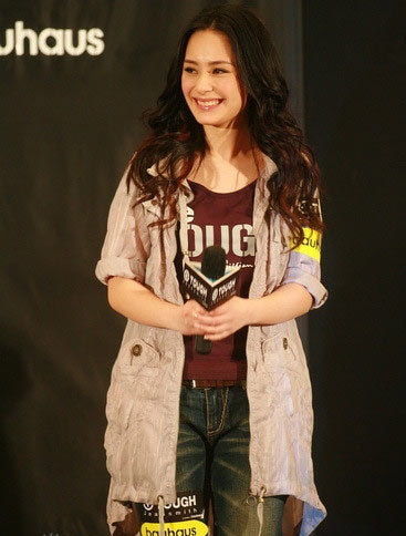 After making an open-hearted confession about her love affair with Edison Chen on a TV talk-show last week, Gillian Chung appeared at a press conference of TOUGH Jeansmith on March 10 in Hong Kong as the new Asian face of the fashion brand. Gillian said that she's feeling great pressure to resume her showbiz career. She wept several times while talking about old partner Charlotte Choi, and said she hopes to collaborate with her again in the future. 