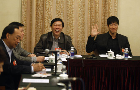 Liu Xiang (R) attends a group discussion during the ongoing National Committee of the Chinese People's Political Consultative Conference (CPPCC) in Beijing on Wednesday. [China Daily]