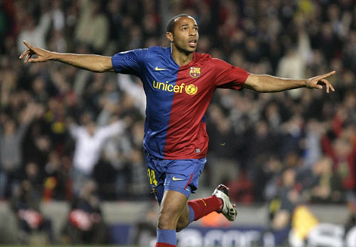 Henry celebrates after he scores for Barcelona during their match against Lyon at the Champions League on March 12, 2009. [Sina.com] 