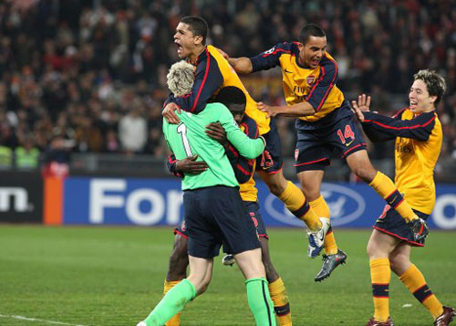 Arsenal players celebrate after their 7-6 penalty shootout win at AS Roma. [Sina.com]