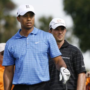 Golfer Tiger Woods (L) from the U.S. and Mike Weir of Canada look down the fairway during their practice round for the CA Championship at Doral Golf Resort in Miami, March 11, 2009. [Xinhua/Reuters]