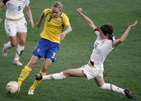 Sweden's Stina Segerstrom (L) is challenged by Megan Rapinoe of the U.S. during their Algarve Women's Soccer Cup final match at Algarve stadium March 11, 2009. Sweden defeats the United States 4-3 on penalty kicks following a 1-1 tie in the final of the Algarve Cup women's soccer tournament. [Xinhua/Reuters]