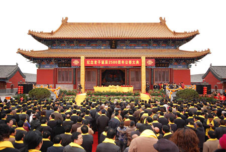 People attend a sacrificing ceremony for the 2580th birthday anniversary of Lao Zi held in Luyi, central China's Henan Province, March 11, 2009. Luyi is known as the hometown of Lao Zi, the famous philosopher in the Spring and Autumn Period (770BC-476BC) in ancient China, and founder of Taoism. [Photo: Xinhua]