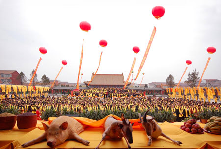 People attend a sacrificing ceremony for the 2580th birthday anniversary of Lao Zi held in Luyi, central China's Henan Province, March 11, 2009. Luyi is known as the hometown of Lao Zi, the famous philosopher in the Spring and Autumn Period (770BC-476BC) in ancient China, and founder of Taoism. [Photo: Xinhua]