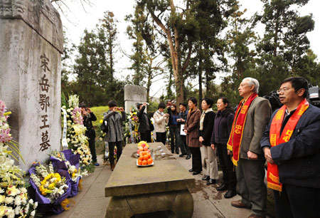 Yue Bangjie (R2), the 29th generation descendant of ancient Chinese patriot Yue Fei, Hu Zheng (R1), son-in-law of the 30th generation descendant of Yue Fei and citizens attend a commemoration in Hangzhou, capital of east China